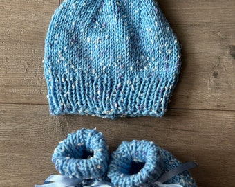 Set gebreide slofjes en beanie - blauw gespikkeld
