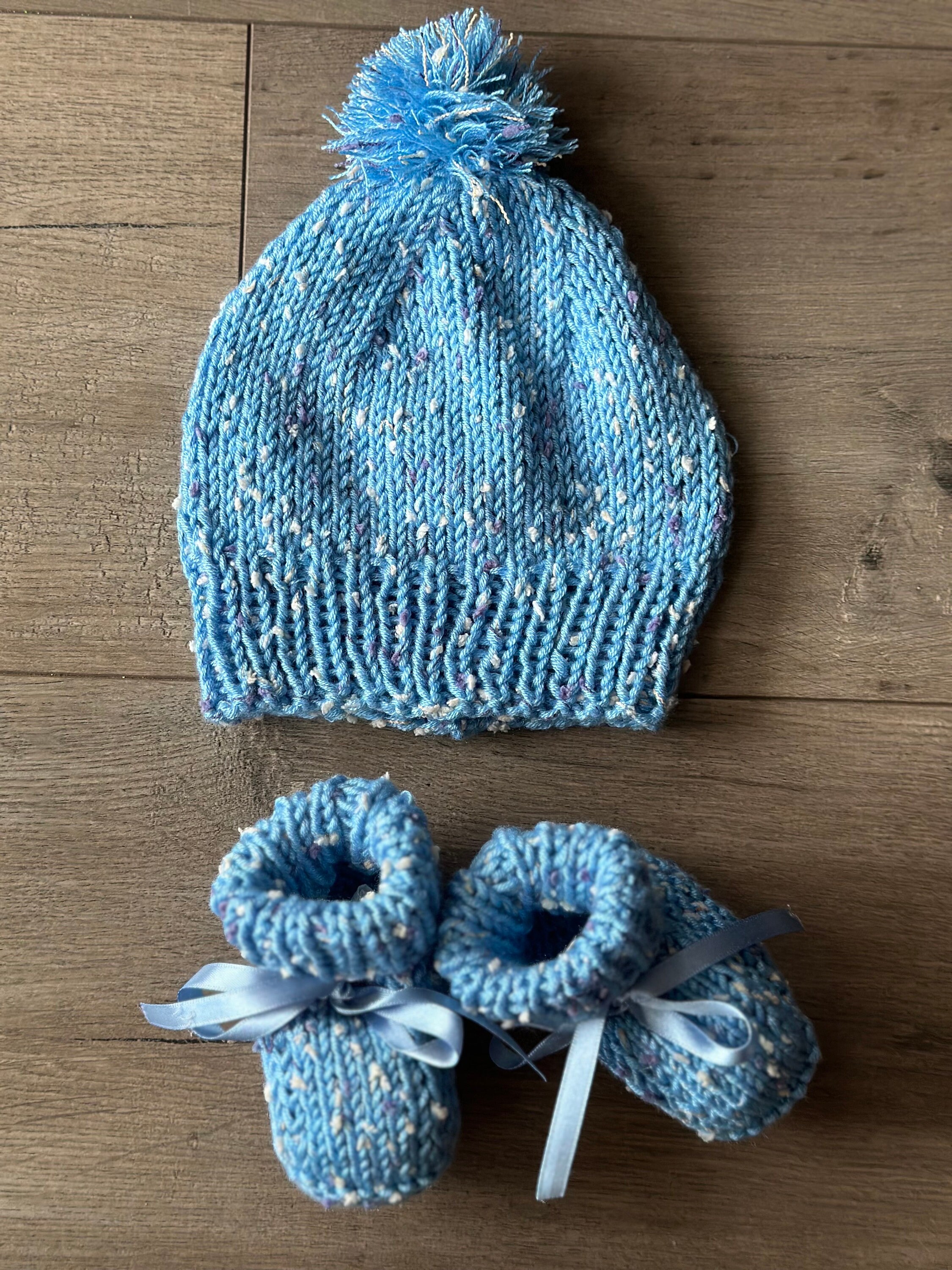 Knitted booties and beanie set - blue speckled