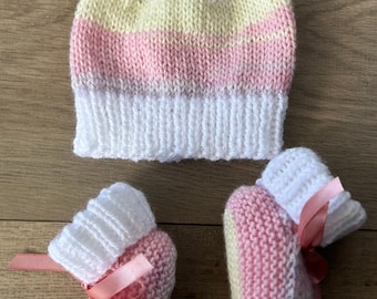 Set gebreide slofjes en beanie - veelkleurig pastel