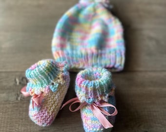 Set gebreide slofjes en beanie pastel