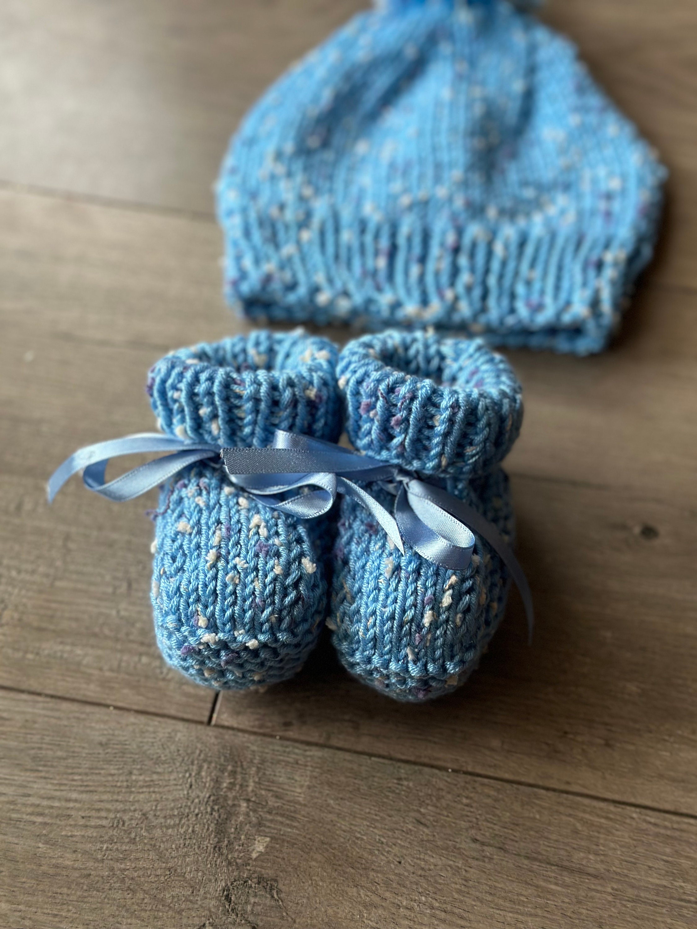 Knitted booties and beanie set - blue speckled - Thumbnail 4