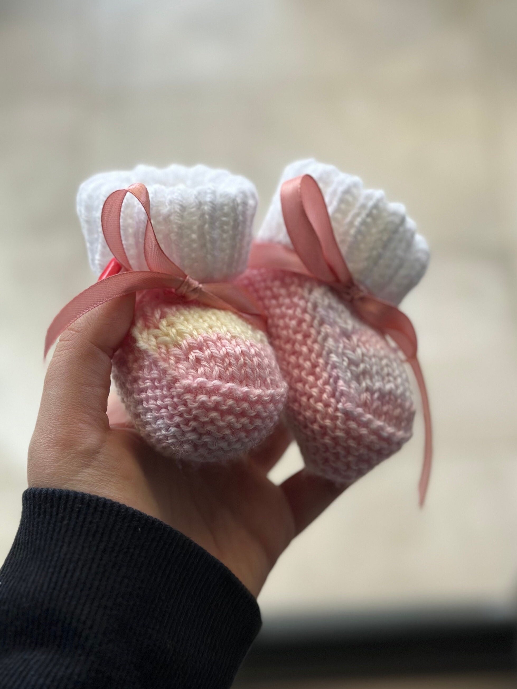 Knitted booties and beanie set - multicoloured pastel - Thumbnail 3