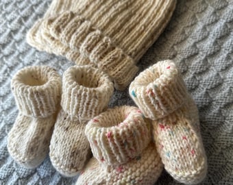 Crèmekleurige gespikkelde gebreide babymuts en slofjes | Neutrale coming-home-outfit