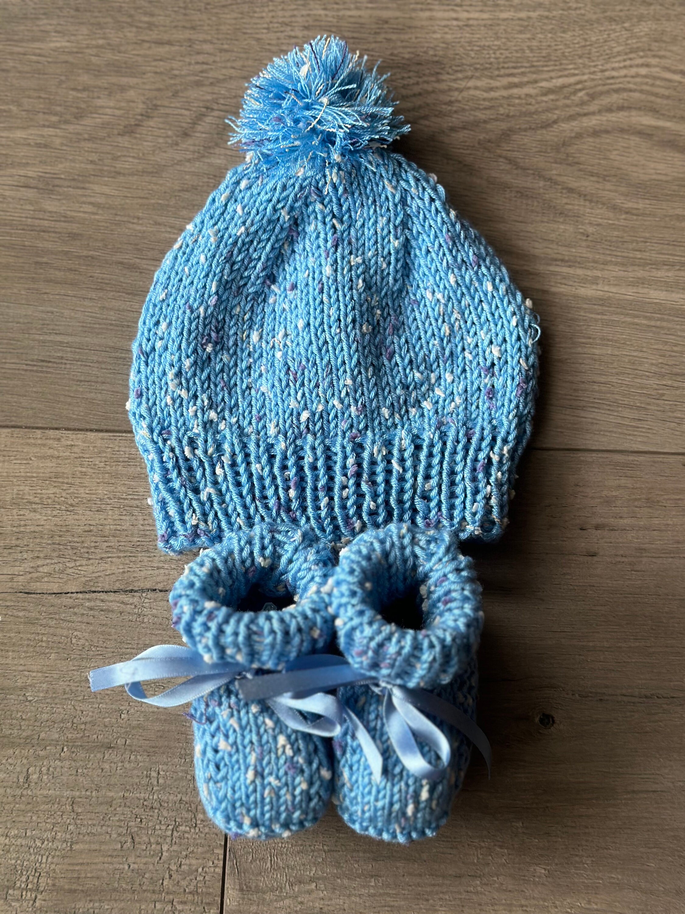 Knitted booties and beanie set - blue speckled - Thumbnail 5