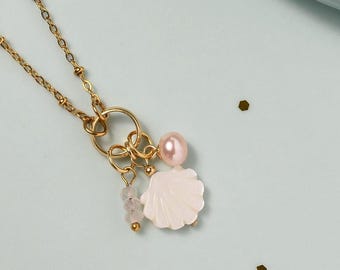 Collier de coquillages et de perles en plaqué or : superposition de bijoux à breloques