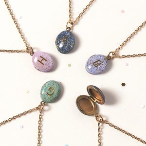 Regalo de Pascua: collar con medallón fotográfico con inicial personalizada: recuerdo dorado pintado a mano.