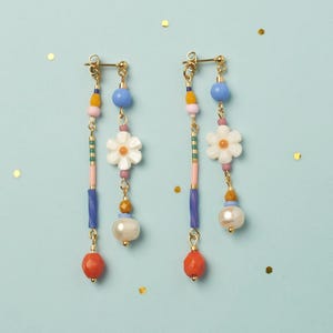 Pendientes de margarita de nácar: postes chapados en oro con cuentas hechos a mano