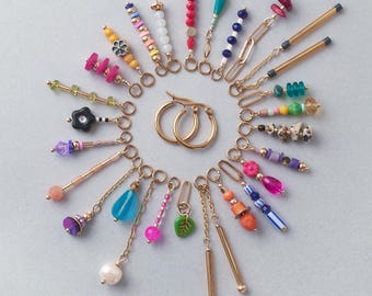 Pendientes de aro Huggie personalizables: combina y mezcla dijes de piedras preciosas y cristales.