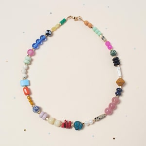 Kleurrijke dikke kralenketting, levendige edelsteenketting, veelkleurige kralenketting, handgemaakte kralenketting, natuurlijke edelstenen
