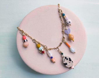 Bunte Perlenanhänger-Halsketten: Handgefertigter Schmuck mit Anhängern