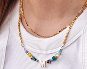 Collana con iniziale personalizzata, perline di vetro ceche colorate, catena placcata oro
