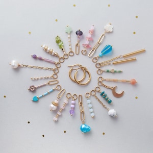 Personalisierbare Huggie Hoop Ohrringe: Edelstein & Perle Anhänger