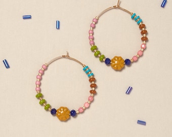 Créoles en plaqué or avec perles colorées. Bijoux tendance hiver colorés - EAR017
