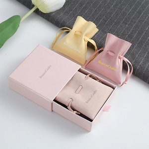 50 PCS Bolsa com cordão com logotipo personalizado, lindas bolsas personalizadas para embalagens de joias de microfibra, bolsa de colar multicolorida para presente da amizade