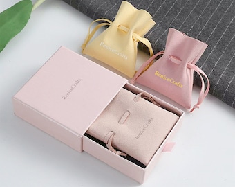 50 PCS Bolsa com cordão com logotipo personalizado, lindas bolsas personalizadas para embalagens de joias de microfibra, bolsa de colar multicolorida para presente da amizade