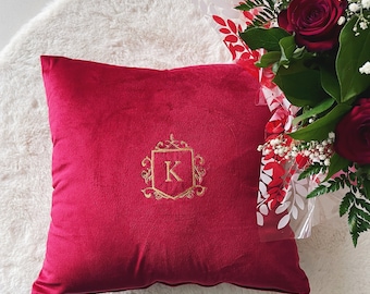 Housse de coussin brodée avec Blason / Initiale personnalisée