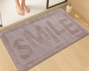 Mata łazienkowa Smile, estetyczny dywanik łazienkowy, minimalistyczna łazienka, tłoczona mata łazienkowa, dywanik typograficzny, pikowany, zmywalny dywanik, uroczy wystrój łazienki