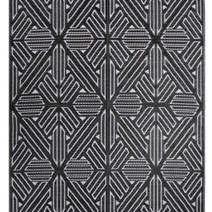 Pode incluir: Tapete de exterior com padr&atilde;o geom&eacute;trico preto e branco. O tapete &eacute; feito de pl&aacute;stico tecido e tem um padr&atilde;o de diamante.