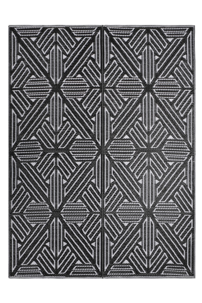 Pode incluir: Tapete de exterior com padr&atilde;o geom&eacute;trico preto e branco. O tapete &eacute; feito de pl&aacute;stico tecido e tem um padr&atilde;o de diamante.