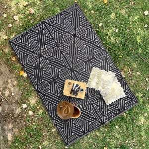Zwart-wit buitentapijt, plastic strotapijt, opvouwbare campingmat, omkeerbaar campertapijt, waterdicht picknickkleed, Van Life Must Have-tapijt