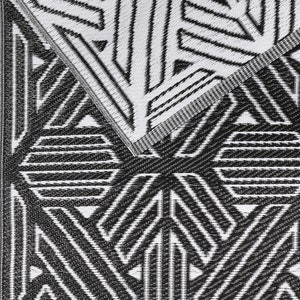 Pode incluir: Cobertor de piquenique com padr&atilde;o geom&eacute;trico preto e branco. O padr&atilde;o &eacute; composto por tri&acirc;ngulos e linhas repetidos.