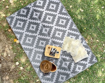 Waterproof Plastic Straw Outdoor Rug, Grey Geometric Camper Mat