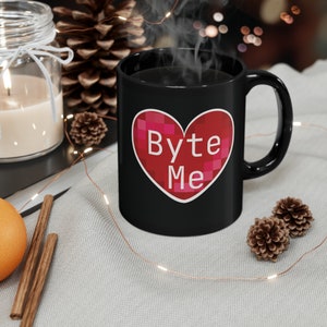 Peut inclure: Une tasse à café noire avec un cœur pixelisé rouge qui dit "Byte Me" en texte blanc.