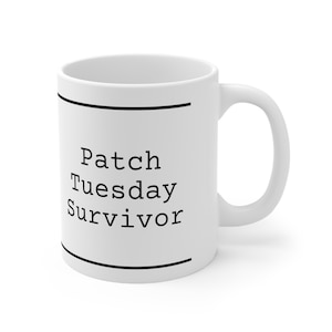 Puede incluir: Taza de café de cerámica blanca con texto negro que dice "Patch Tuesday survivor".