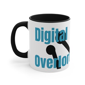 Puede incluir: Taza de cerámica blanca con asa e interior negros. La taza presenta las palabras "Digital Overlord" en color turquesa, junto con un gráfico negro. Un diseño sencillo pero audaz.