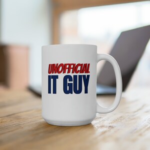 Pode incluir: Caneca de café de cerâmica branca com um gráfico vermelho e azul que diz "UNOFFICIAL IT GUY".