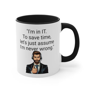 Peut inclure: Une tasse à café blanche avec un bord et une poignée noirs. La tasse présente une illustration de dessin animé d'un homme portant un casque et un costume, avec le texte "Je suis dans l'informatique. Pour gagner du temps, supposons que je ne me trompe jamais."