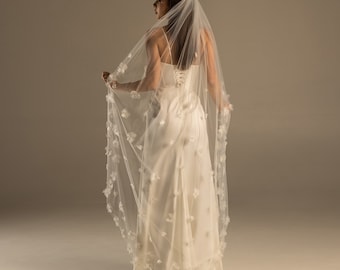 Floral Wedding Veil with Lace Flowers, Handcrafted Romantic Bridal Veil for Boho & Vintage Weddings, Elegant Veil for Brides Flower Accents