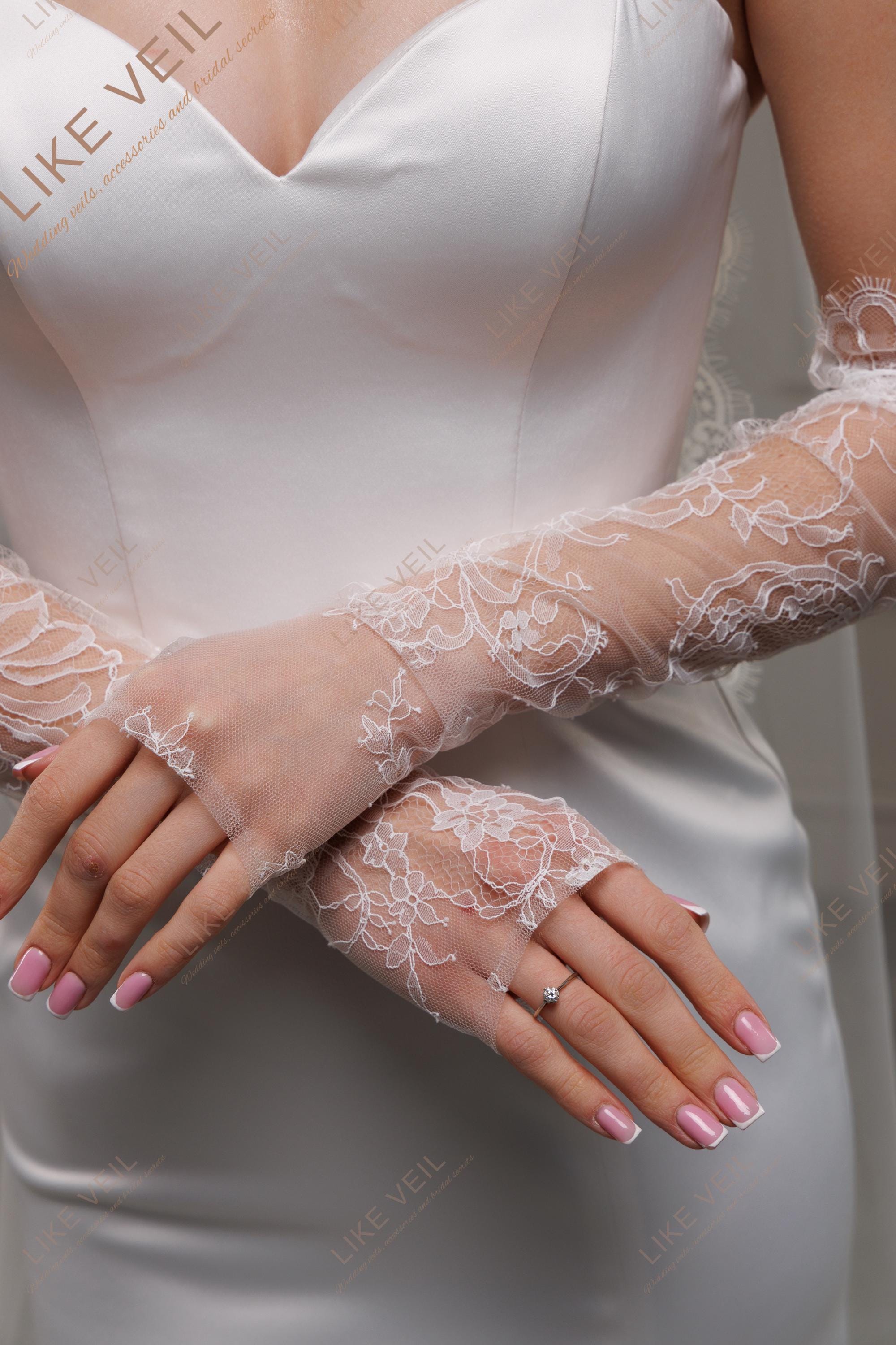 Lace Wedding Sleeves, Ivory Fingerless Gloves, Personalized Bridal Sheer Detachable Sleeves, Chantilly Lace Wedding Separate, Elegant Access