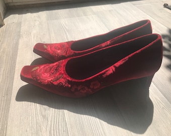 Pumps met borduursel uit de jaren 90 - als nieuw