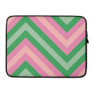 Op de afbeelding: Een laptophuls met een chevron-patroon in roze en groene tinten. De hoes heeft een ritssluiting.