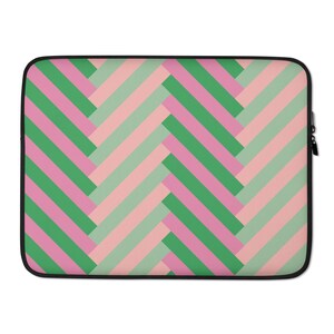 Op de afbeelding: Laptophoes met een geometrisch patroon in roze en groen. Het patroon bestaat uit diagonale strepen die een geweven effect creëren.