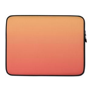 Puede incluir: Una funda para portátil con un diseño degradado, que pasa de un color naranja claro a un color naranja-rojo más oscuro.