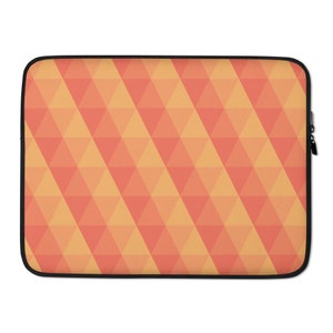Puede incluir: Una funda rectangular para portátil con un patrón geométrico de triángulos naranjas y melocotón. Los triángulos están dispuestos en filas diagonales, creando una apariencia texturizada. La funda tiene un borde negro y una cremallera negra.