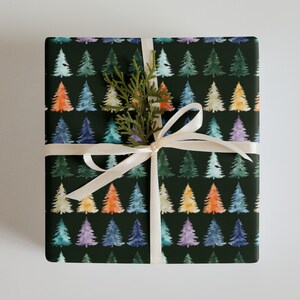 Fogli di carta da regalo Aurora Pines (set da 3) - Alberi di Natale moderni ad acquerello su verde scuro / Carta da regalo opaca di alta qualità per le feste