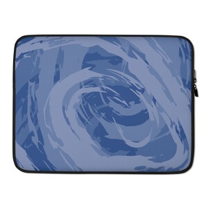 Op de afbeelding: Een blauwe laptophuls met een draaiend abstract patroon. De hoes heeft een ritssluiting.