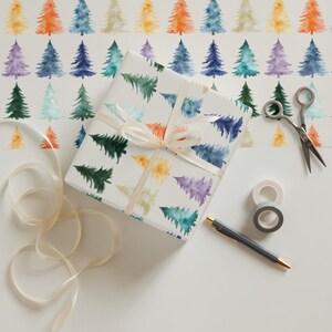 Fogli di carta da regalo Aurora Pines (set da 3) - Modello di alberi di Natale acquerellati moderni e colorati / Carta da regalo opaca di alta qualità per le feste