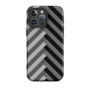 Pode incluir: Uma capa de telefone preta com um padrão chevron cinza e preto. A capa tem uma protuberância de câmera elevada com três lentes.