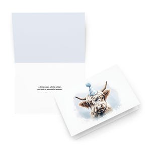 Carte de voeux plus sage et plus sauvage | Jolie vache Highland | Carte d'anniversaire moderne pour amis, famille et collègues | Papeterie de célébration amusante