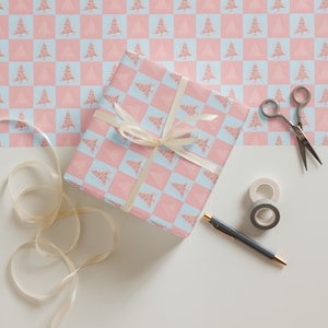 Fogli di carta da regalo Frosted Pastels (set da 3) - Design moderno con albero di Natale a scacchi rosa e blu / Carta da regalo opaca di alta qualità per le feste