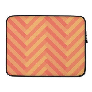 Puede incluir: Una funda para portátil con un patrón geométrico de rayas diagonales naranja y amarillas.