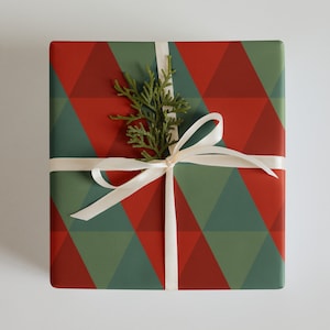 Fogli di carta da regalo natalizia Holly (3) - Moderni triangoli geometrici rossi e verdi / Finitura opaca / Carta da regalo chic per Natale e compleanni