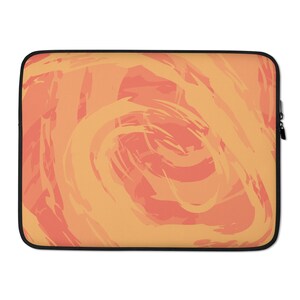 Puede incluir: Una funda para portátil con un patrón abstracto de remolinos en tonos naranja y melocotón.