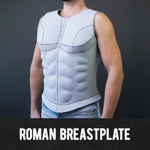 Può includere: Un corpetto romano grigio chiaro con dettagli di contorno neri. Il corpetto è progettato per imitare l'aspetto di un busto muscoloso. Il testo "ROMAN BREASTPLATE" è visualizzato in bianco nella parte inferiore dell'immagine.