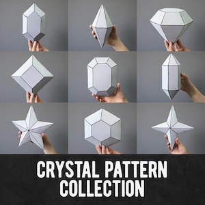 Può includere: Una collezione di forme geometriche di cristalli di carta bianca con contorni neri, tra cui diamanti, stelle e design sfaccettati. Il testo "CRYSTAL PATTERN COLLECTION" è visibile in basso.