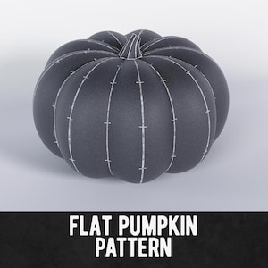 Puede incluir: Una calabaza gris oscuro con líneas blancas verticales y cruces. La calabaza tiene un tallo y está sobre un fondo blanco. El texto "FLAT PUMPKIN PATTERN" está en la parte inferior de la imagen.